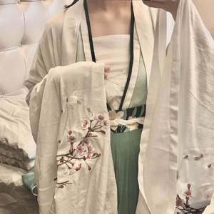 女主播直播引诱技师小伙
